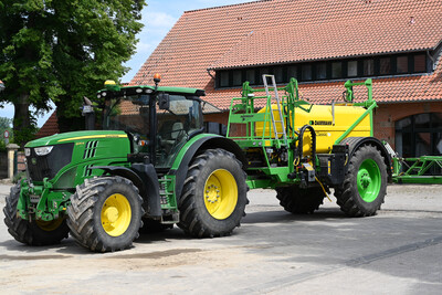 Schlepper mit Spritze