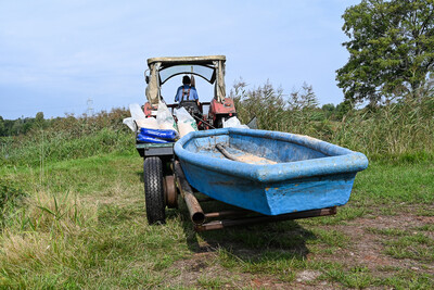 Boot zum Fischteich fahren